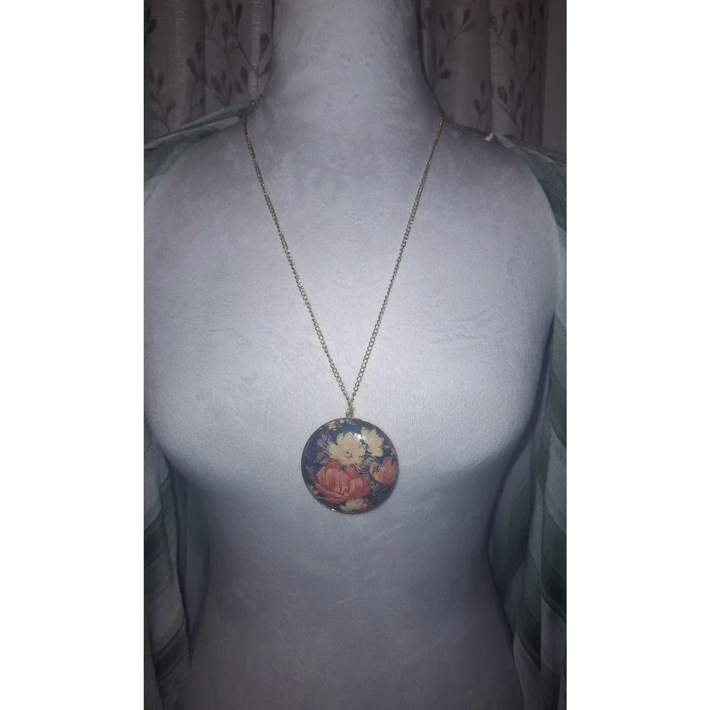 Vintage Floral Enamel Round Pendent‎ Necklace Gold Tone Cottagecore Fairycore